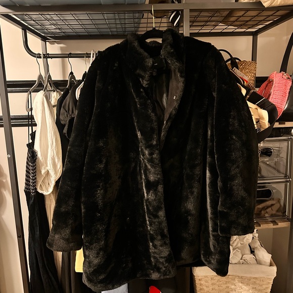 Elegant Black Faux Fur Teddy Coat - Picture 2 of 6